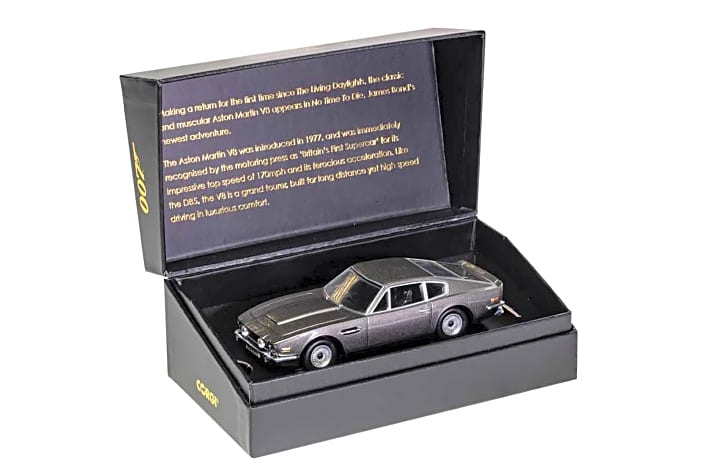 Warum die Die-Cast-Legende Corgi ihre 007-Aston-Martin in der Baugröße 1:36 nachbaut, erschließt sich wahrscheinlich nur britischen Kennern. Dafür gibt es eine repräsentative Box als Sahnehäubchen obendrauf. ]