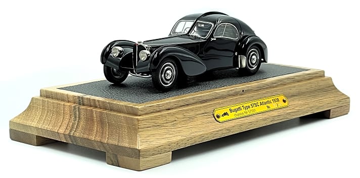 Den schwarzen Bugatti Atlantic von 1938, den der Modeschöpfer Ralph Lauren besaß, bringt EMC nun in seiner einzigartigen Machart als 1:43-Modell in feinster Ausführung und schwarzer Lackierung auf den Markt]Foto: Werk
