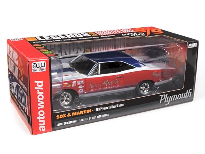 In den Vereinigten Staaten hat Autoworld sein 1:18-Modell des Plymouth Road Runner von 1969 in den Farben von Sox & Martin schon in den Fachhandel ausgeliefert