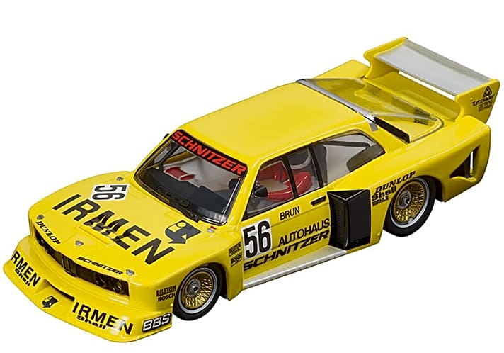 Neben der rotorangen Version des Teams Oppitzhauser bringt Carrera auch die gelbe Startnummer 56 von Walter Brun des BMW 320i Gruppe 5 in Flachbauversion in den Handel