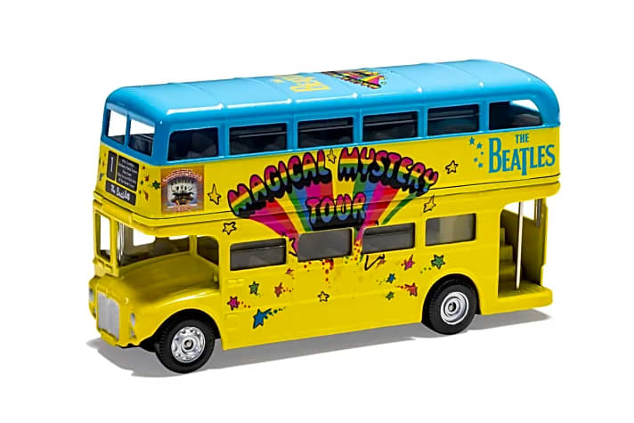 Die farbenfrohste Dekoration aus dem Dreierset mit Beatles-Motiven auf der Außenhaut des AEC Routemaster von Corgi widemt sich der “Magical Mystery Tour”. Alle Busse sind aus Die-Cast gefertigt.]Foto: Werk