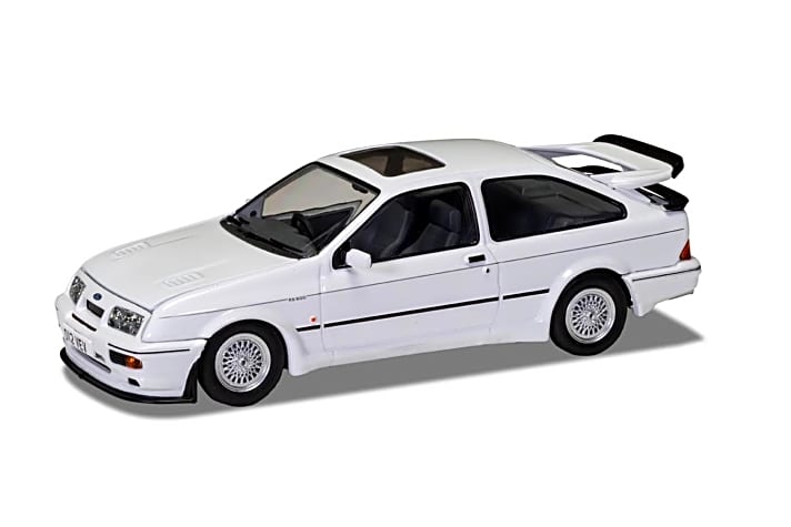 Mit dem Ford Sierra RS 500 brachte die britische Marke 1987 die Straßenversion für die Homologation eines Renntourenwagens auf den Markt. Das “zivile” Coupé hatte 204 PS. Corgi baut es in 1:43. ]