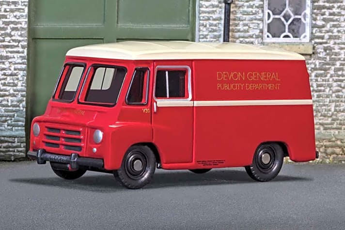In seiner Trackside-Serie hat es Corgi wahlweise auch etwas kleiner. So etwa mit kompakten Vans. Hier ist ein neuer Morris LD Van des “General Publicity Department” von Devon zu sehen. ]Foto. Werk