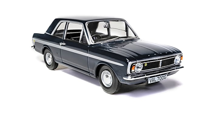 Als Ford die zweite Generation, also den MK II 1966 erstmals zeigte, nannten Sie ihn “New Cortina”. Hier ist das 1:43-Modell des Ford Cortina “Twin Cam” zu sehen. ]