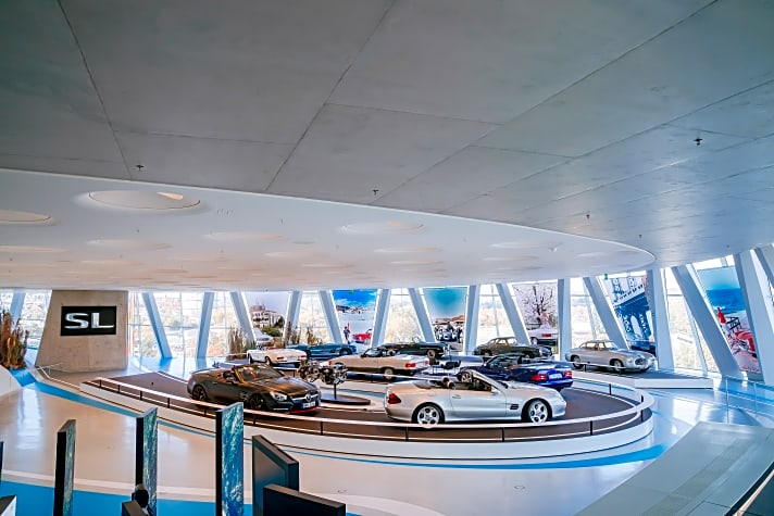 Die rasante und erfolgreiche Geschichte des SL komprimiert die neue Sonderausstellung im Mercedes-Benz Museum auf neun Exponate in einer schnittigen S-Kurve