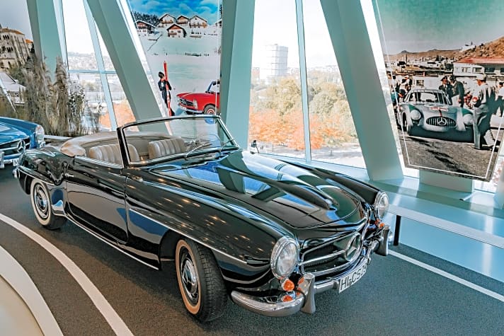 Ein Jahr nach dem Flügeltürer rundete Mercedes-Benz 1955 das Thema SL im eigenen Fuhrpark gekonnt nach unten hin ab. Dieser kleinere Roadster hieß 190 SL |Foto. Mercedes-Benz Museum
