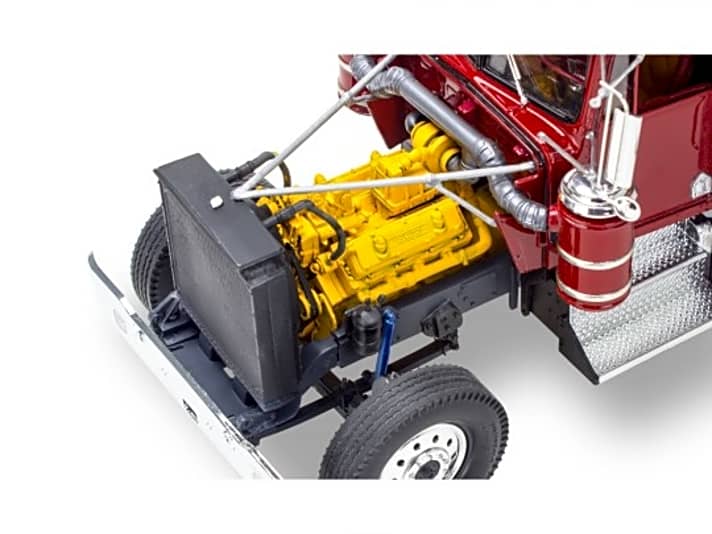 Unter der Haube, die sich nach vorne klappen lässt, zeigt Revell bei seinem 1:25-Kit des Kenworth W-900 einen detaillierten Diesel-Motor mit den passenden Nebenaggregaten für die V8-Maschine Foto: Werk