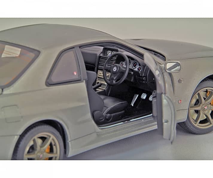Der Nissan Skyline GT-R Vspec II von Ebbro als Die-Cast-Verkleinerung in 1:24 kommt als Rechtslenker mit einem hervorragend gestalteten Interieur zu den deutschen Sammlern ]