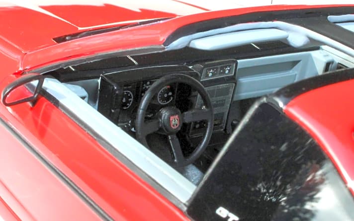 Dank der abnehmbaren Dachteile beim Pontiac Fiero GT von Automodello als Resinemodell in 1:24 sind die Finessen der originalgetreuen Inneneinrichtung sehr gut zu erkennen ]