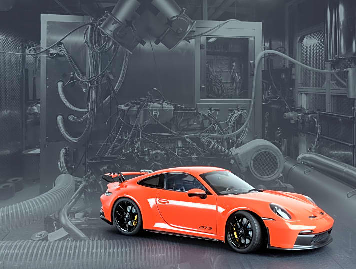 Der Porsche 911 (992) GT3 ist der schärfste Porsche, der noch auf der Straße fahren darf. Norev baut ihn in 1:18 nach, hier dier Version des Elfers in Lawaorange.]