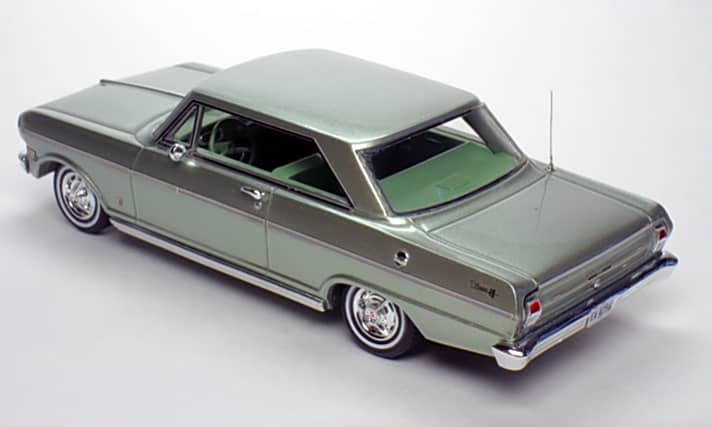 Auch der schöne Rücken kann bei dem Chevrolet Nova aus der Goldvarg Collection entzücken. Hier ist die zweite Farbversion der 1:43-Miniatur in Laurel Green mit grünen Sitzen zu sehen. ]