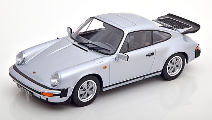 Zehn Jahre später als der 924 “Martini” legte Porsche den 911 “250.000” auf, den es in der Farbe Diamantblau-Metallic zu kaufen gab. KK-Scale überrascht mit dem passenden 1:18-Modell.]