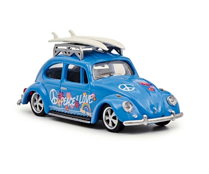 Die “Peace-and-Love”-Dekorationen hat Schuco bei seinem 1:64-Käfer über die gesamte Karosserie verteilt und sauber auf das Die-Cast-Modell des Volkswagen-Klassikers aufgedruckt ]