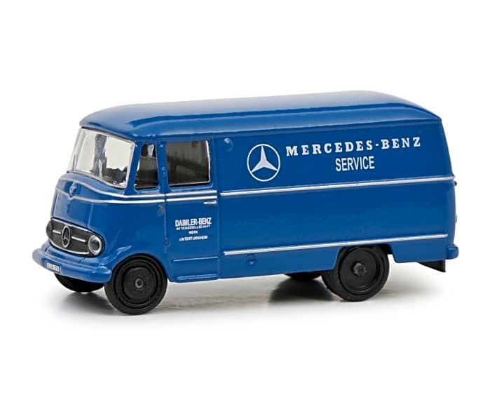 Auch ein Mercedes-Benz braucht irgendwann einmal Ersatzteile. Die bringt bei Schuco und in der Baugröße 1:87 natürlich stilecht ein passender Mercedes-Benz L 319 als blauer Lieferwagen.]