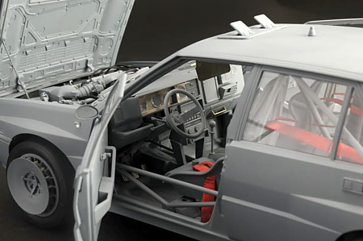 Erste Bilder des unlackiert zusammengesetzten Prototypenmodells des Lancia-Kits unterstreichern die sehr aufwendige Machart dieser Rallye-Verkleinerung der Extraklasse