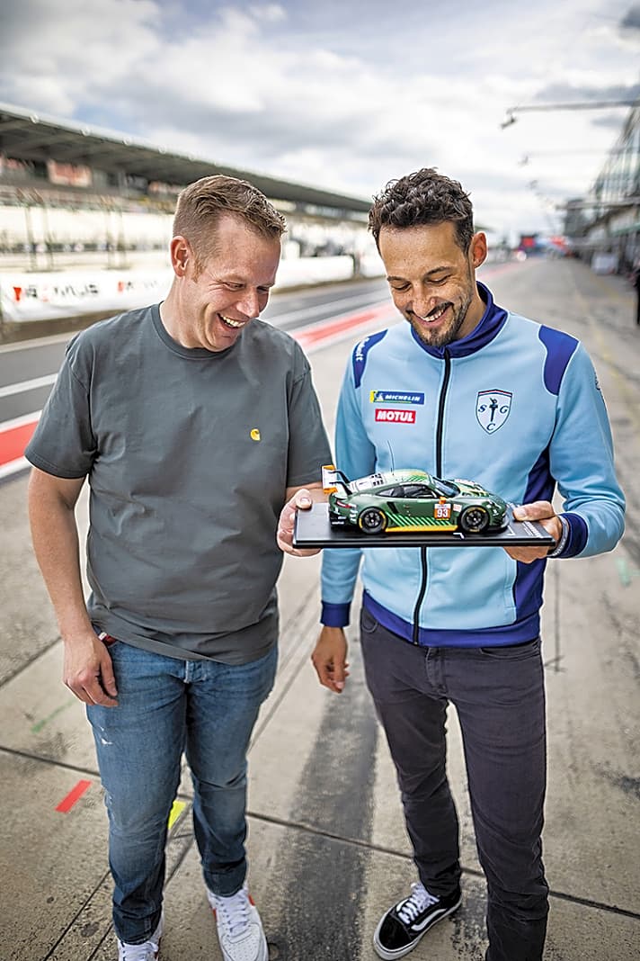 HollywoodDriver ’20 Porsche 911 RSR ELMS Michael Fassbender von Ixo in 118 MODELLFAHRZEUG