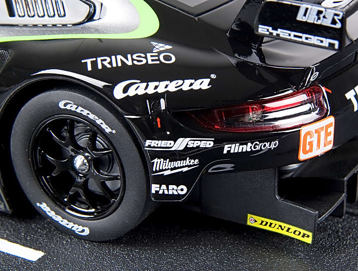 Carrera taucht als Schriftzug heuer nicht nur auf echten Porsche-Rennwagen auf, sondern originalgetreu auch auf den verkleinerten Flitzern der Rennbahnmarke in 1:32 oder 1:24 ]