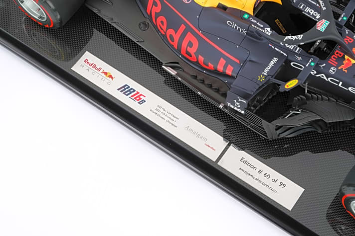 Die Plakette macht es auch noch einmal deutlich: Hier ist die Version des Red Bull Racing R16B zu sehen, mit dem Max Verstappen in Abu Dhabi den Grand Prix gewann und erstmals Weltmeister wurde ]