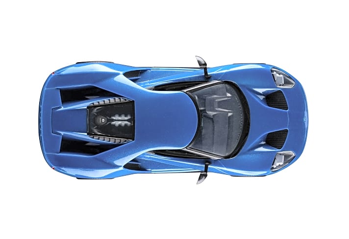 In der Draufsicht ist die doppelte B-Säule, die das Design des Ford GT so unverwechselbar macht, deutlich zu erkennen. Die Karosserie des GT-Kits hat Revell in Blaumetallic eingefärbt. ]