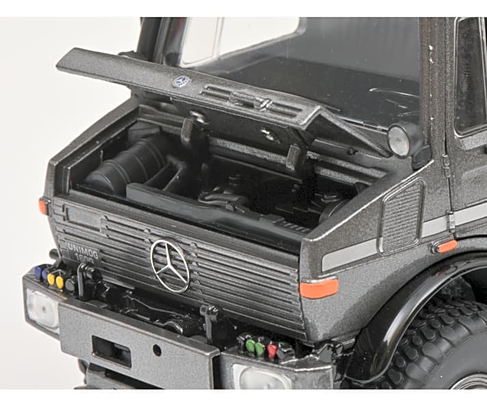 Auch die graumetallic-farbene Variante des Unimog U 1600 von Schuco ist ein Die-Cast-Modell mit beweglichen Türen, zu öffender Motorhaube und einer beweglichen Ladeklappe im Heck ]Foto: Werk