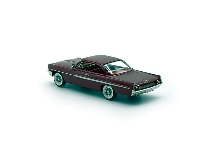 Auch ein schöner Rücken kann entzücken: Die Heckansicht des Brooklin Models gibt den Blick auf das luxuriös in 1:43 gestaltete Interieur des Pontiac Ventura von 1961 frei. ]