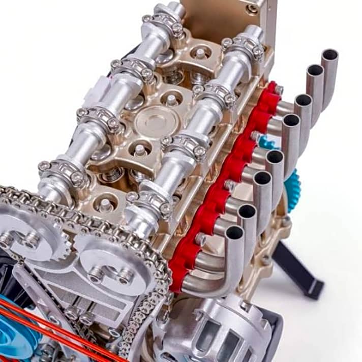 Der Vierzylindermotor in Reihenbauweise (499 Euro) der neuen Motorenserie von Revell zeigt wie die beiden anderen Aggregate sehr gelungene Details der Verbrennertechnik