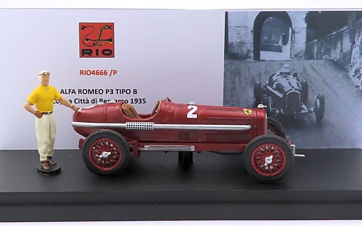 Für sein Sondermodell kombiniert Rio den Alfa Romeo P3 Tipo B aus dem hauseigenen Formenfuhrpark der Baugröße 1:43, mit einer fein gestalteten Figurine von Tazio Nuvolari im gelben Kurzarm-Trikot ]