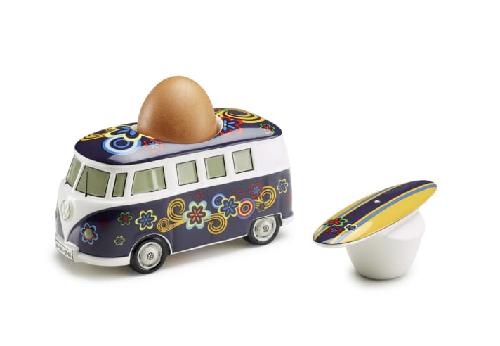   Hippie-Feeling am Frühstückstisch mit den Bulli Eierbechern im Flower Power Design. Der Clou: Im Surfbrett auf dem Dach versteckt sich ein Salzstreuer.