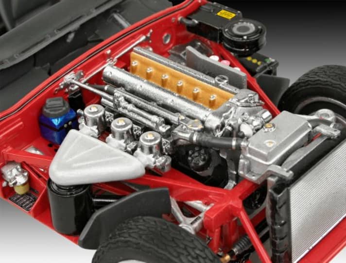 Wie detailliert der 1:24-Kit des Jaguar E-Type aus dem Jubiläumsset in der Baugröße 1:24 ausfällt, zeigt diese Aufnahme des Motorraums eines komplett montierten Revell-Modells