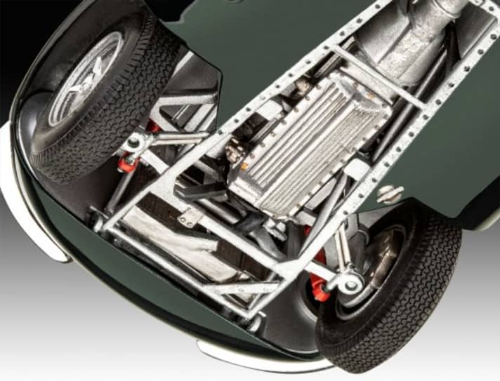 Wie der E-Type so zeigt auch der hier abgelichtete Jaguar XK-SS als Plastikbausatz von Revell in der Baugröße 1:24 jede Menge Technik-Finessen der Sportwagenvorbilder aus dem britischen Coventry ]