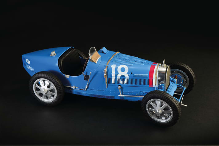 Auch beim Thema Modellbau haben die großen Maßstäbe wie schon 2022 im neuen Jahr Konjunktur: Das beweist auch die Traditionsmarke Italeri mit ihrem Bugatti-Kit in 1:12 aus neu entwickelter Form.]Foto: Werk