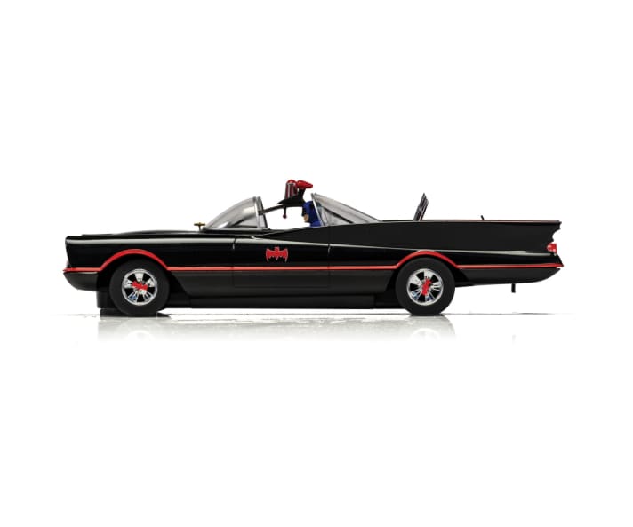 Das erste Batmobil für die Fernsehserie ab 1966 entstand damals auf der Basis eines Lincoln Futura und wurde von Georg Barris im Maßstab 1:1 umgesetzt. Scalextric bringt nun den 1:32er auf die Schlitzpiste.]