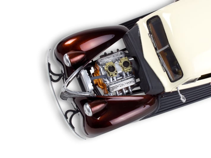 Der Blick unter die abnehmbare Motorhaube des Chevrolet-Modells von 1939 als Revell-Verkleinerung zeigt einen V8 im garantiert nicht ganz serienmäßigen Trimm ohne aufgesetzten Luftfilter]Foto: Werk