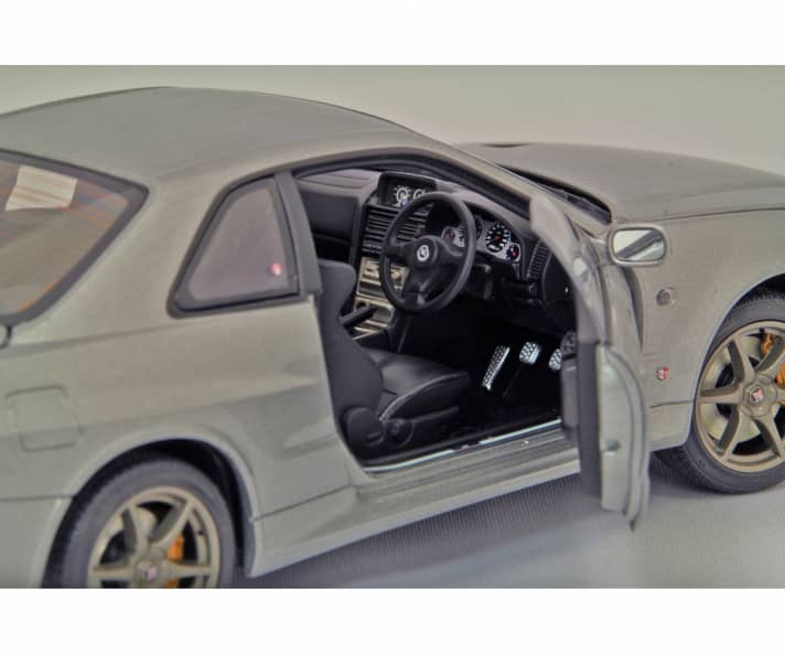 Der Nissan Skyline GT-R Vspec II von Ebbro als Die-Cast-Verkleinerung in 1:24 kommt als Rechtslenker mit einem hervorragend gestalteten Interieur zu den deutschen Sammlern ]