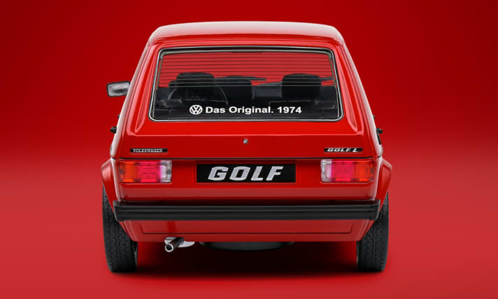 Guck mal, wie satt der Volkswagen Golf I jetzt mit den Leichtmetallfelgen auch von hinten ausschaut. Und nur ein Außenspiegel senkt den Luftwiderstand ganz enorm! ]Foto. Werk