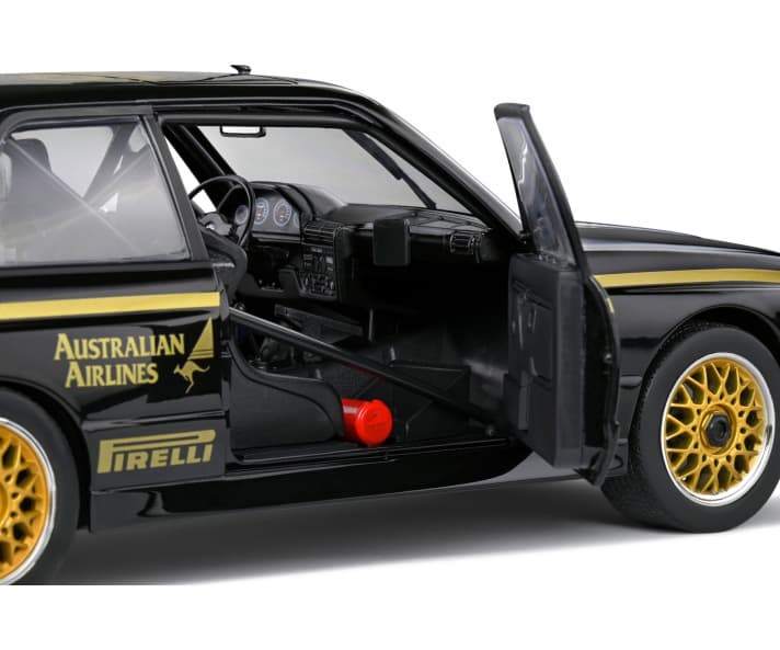 Während die Außendekoration mit den Farben der “John-Player-Special”-Flitzer flirtet, zeigt der Jubiläums-BMW mit der Nummer 90 das Renninterieur eines historischen DTM-Flitzers]