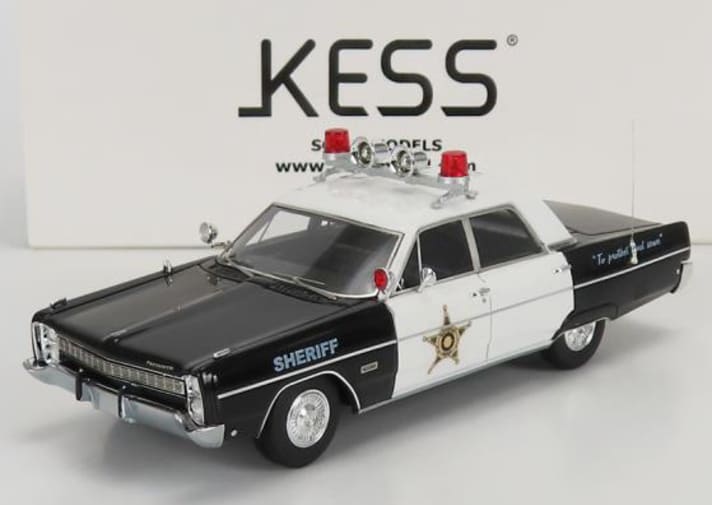 Der zweite Einsatzwagen auf Basis des viertürigen Plymouth Fury von Kess ist ein Viertürer der Mayberry Police, der eine originalgetreue Dekoration in Schwarz und Weiß trägt ]