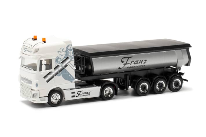 Den weißen DAF XF SSC Thermomulden-Sattelzug “Spedition Franz” von Herpa in H0 fährt im Maßstab 1:1 das Trucker-Babe Mona aus der gleichnamigen und beliebten Fernsehserie ]