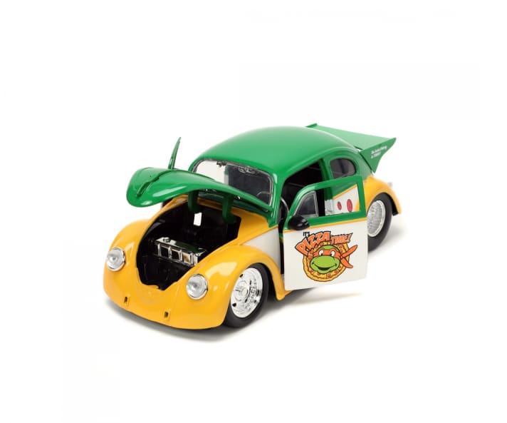 Die Türen und Hauben lassen sich am VW Käfer von Michelangelo öffnen. “Pizza Time” ist auf die Türen des Zinkdruckgussmodells mit dem Ninja-Kopf aufgedruckt. Die Farbgebung ist schrill.]