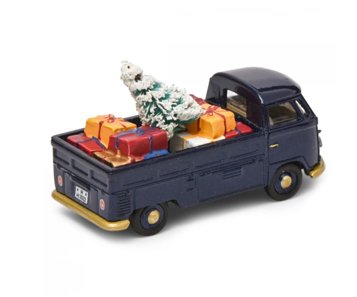 Der Pritschenwagen ist für das Weihnachtsmodell der Märklin-Händler-Initiative eine gute Wahl. Denn auf der 1:87-Pritsche ist jede Menge Platz für die bunt eingepackten Überraschungen.]