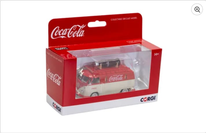Seine Miniaturen aus der Coca-Cola-Serie parkt Corgi in speziell designten Verpackungen mit Sichtfenster, die in den beiden Markenfaben Rot und Weiß gestaltet sind.