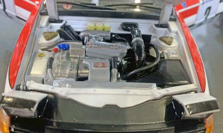 Kyosho zeichnet den Turbo-Motor aus dem Toyota GT-Four im Rallye-Trimm mit allem Finessen nach. Die Original-Motoren für die Renner hatten Anfang der Neunziger rund 300 PS.]Foto: Hell Sinki