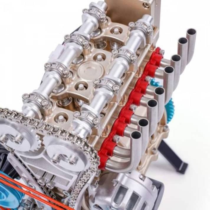 Der Vierzylindermotor in Reihenbauweise (499 Euro) der neuen Motorenserie von Revell zeigt wie die beiden anderen Aggregate sehr gelungene Details der Verbrennertechnik
