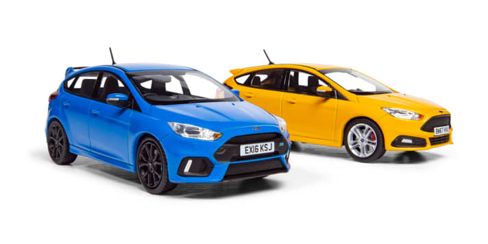 Die beiden Focus-Modell des Ford, sowohl der blaue RS, als auch der gelbe ST sind soweit fortgeschritten, dass Kunden die 1:43-Modelle aus der Vanguards-Serie jetzt schon vorordern können]Foto:Werk