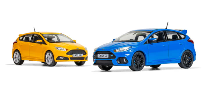 Very british: Die beiden rechtsgelenkten “Hot Hatch” sind sicherlich eher für die Sammler auf der Insel eine heiße Wahl, aber Corgi zieht in 1:43 auch noch auf dem Kontinent dank seiner Tradition]Foto: Werk