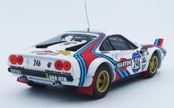 Der “Martini”-Ferrari, den Best in 1:43 nachzeichnet, ging bei einer Rallye mit historischen Fahrzeugen an den Start. Der Renner ist nach Gruppe-4-Reglement aufgebaut.]Foto: Werk
