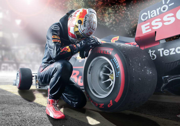 Nach dem Sieg in Abu Dhabi 2021, der ihm seine erste Formel-1-Fahrerweltmeisterschaft bringt, kniet Max Verstappen an seinem Red-Bull-Monoposto. Die Szene fängt ein 1:12-Modell ein.]Foto: Blackys Studio