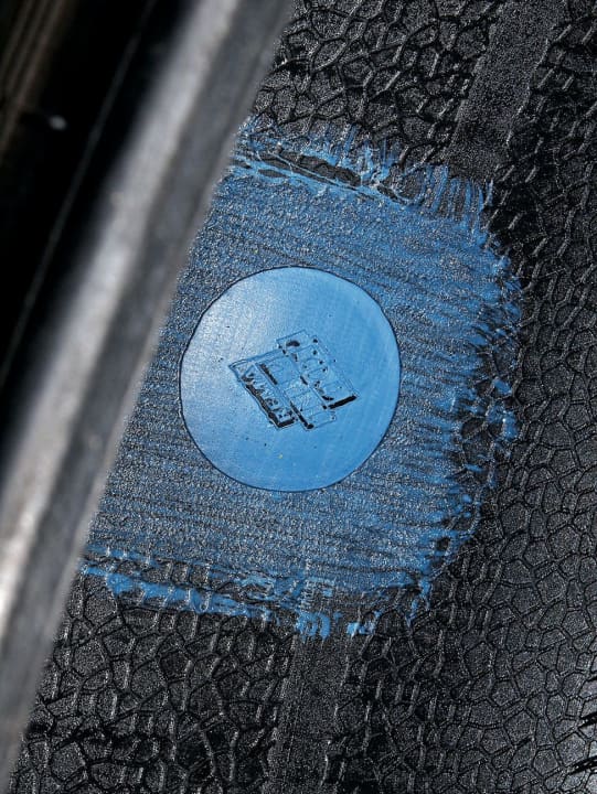   03.
 	Die Werkstatt trägt Kalt-Vulkanisiermittel auf und zieht den Reparaturflicken durch.