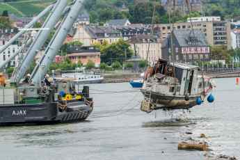 Motorboot im Rhein gestrandet – erfolgreiche Bergung mit Spezialkran