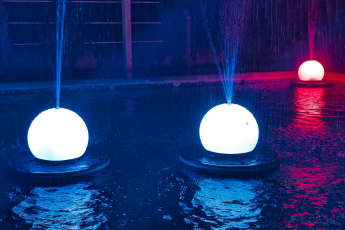 Wasserdrohne mit Sound, Fontäne und Lichtshow